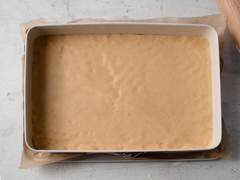 prostok膮tna forma do pieczenia wy艂o偶ona kruchym ciastem