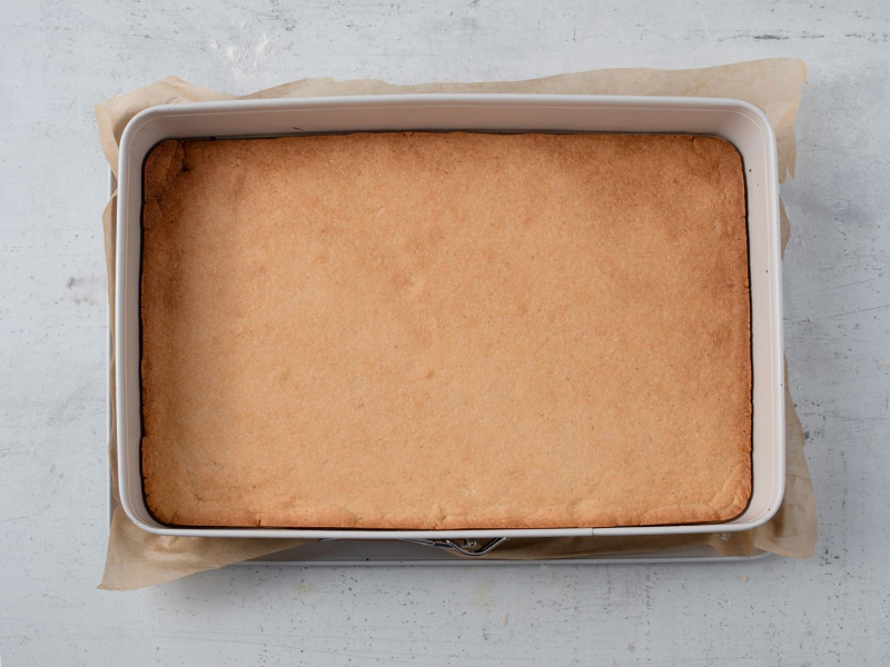upieczone kruche ciasto w prostok膮tnej formie