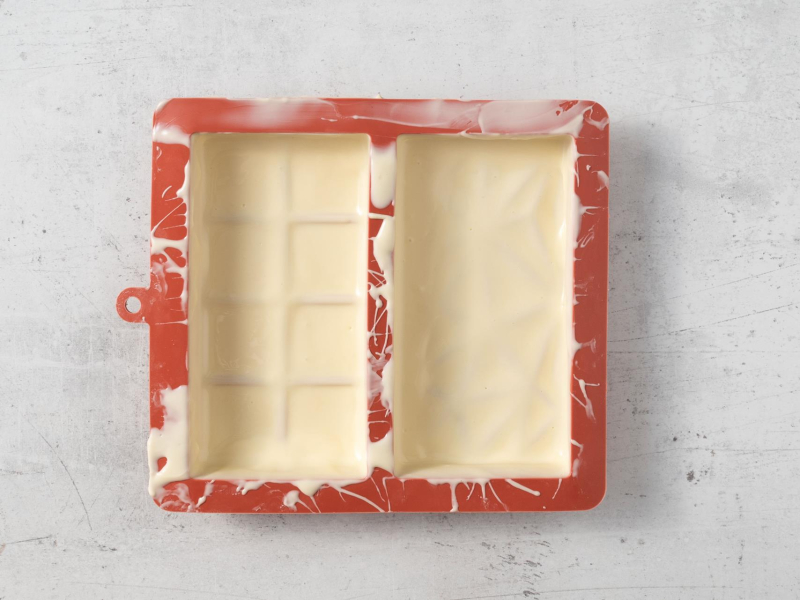 Wypełniona białą czekoladą forma.