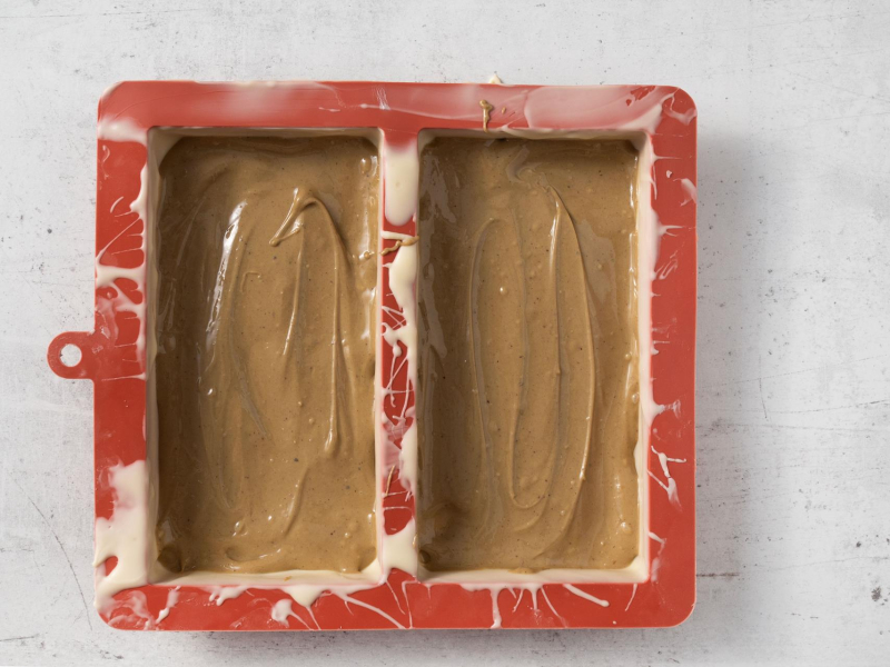 Forma do czekolady z wyłożonym ganache pistacjowym.