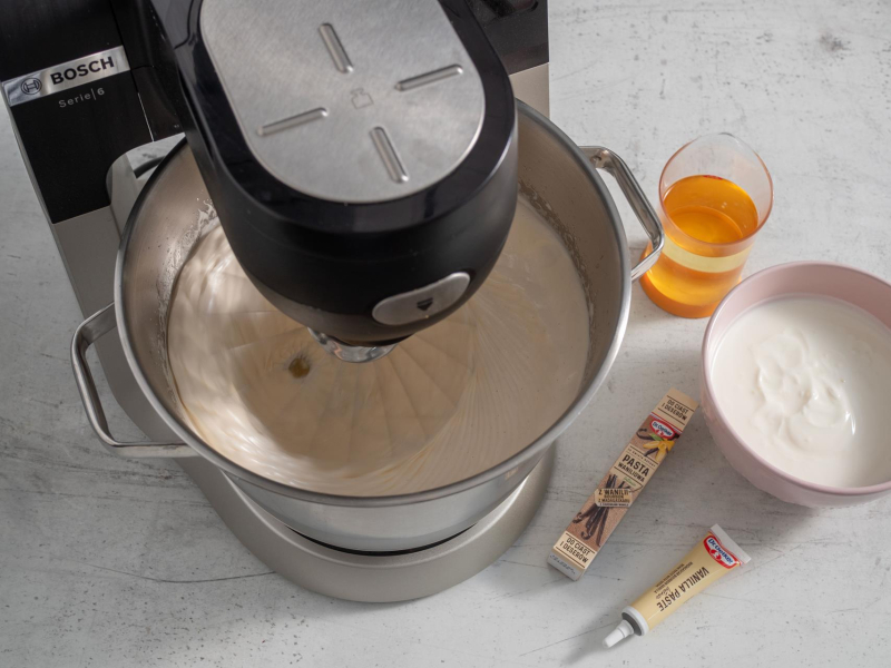 ubijane jaja w robocie kuchennym bosch obok pasta z wanilii Bourbon Dr. Oetkera i jogurt z olejem