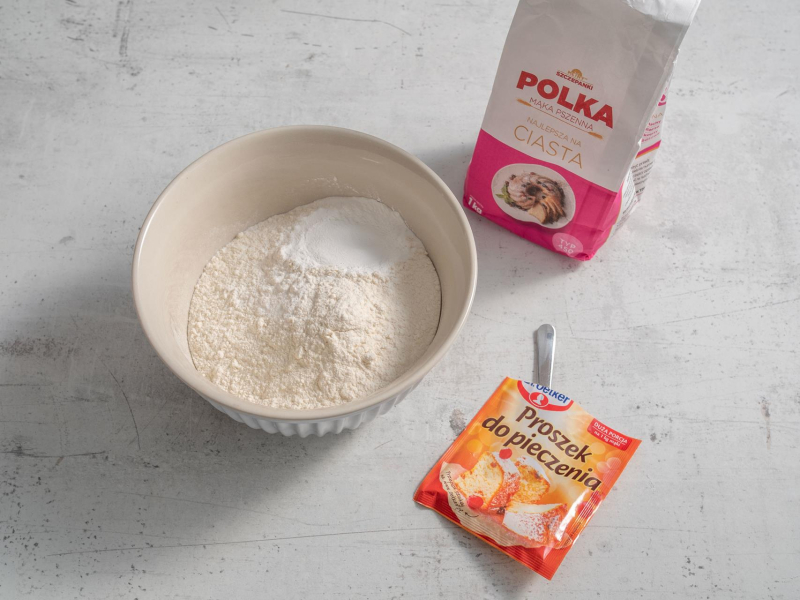 w misce mąka Polka z proszkiem do pieczenia Dr. Oetkera