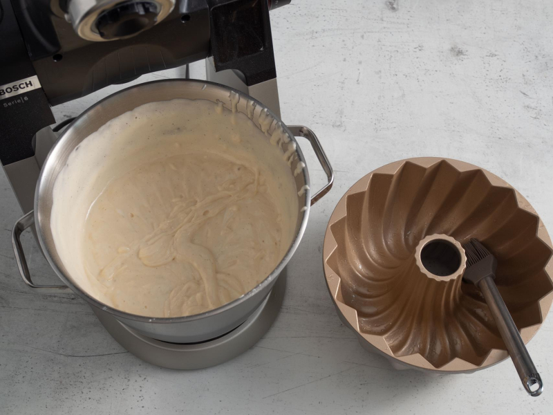 w misie ciasto na babkę jogurtową obok foremka do babki