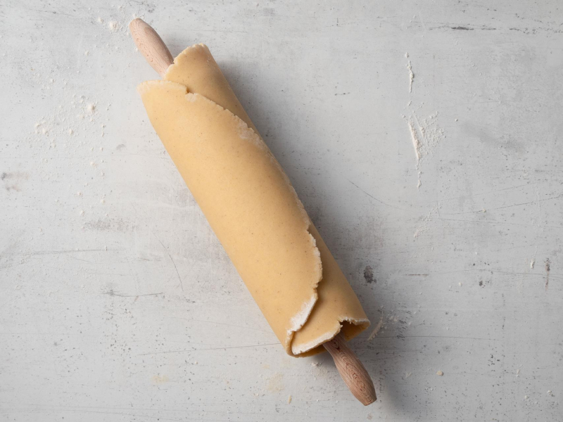 kruche ciasto owinięte na wałek