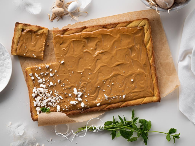 mazurek wielkanocny z kremem kajmakowym posypany bezikami