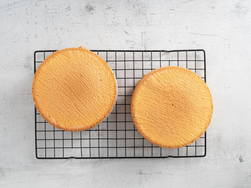 Dwa biszkopty na kratce do studzenia.