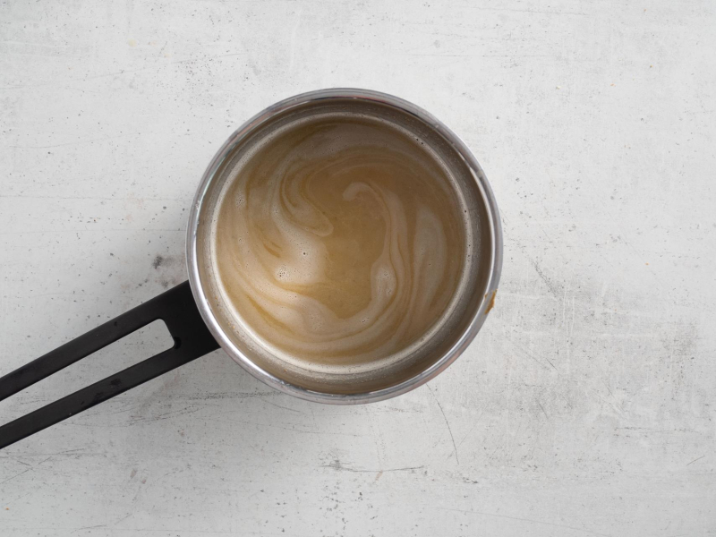 Zagotowane pistacjowe nasączeniu w garnku.