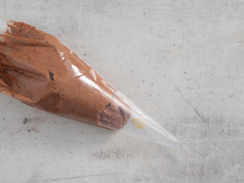 Ganache przełożony do rękawa cukierniczego.