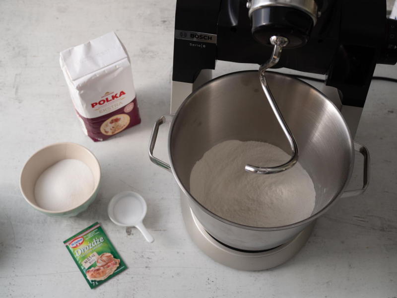 na blacie kuchennym mąka polka, suche drożdże Dr. Oetkera i robot kuchenny bosch
