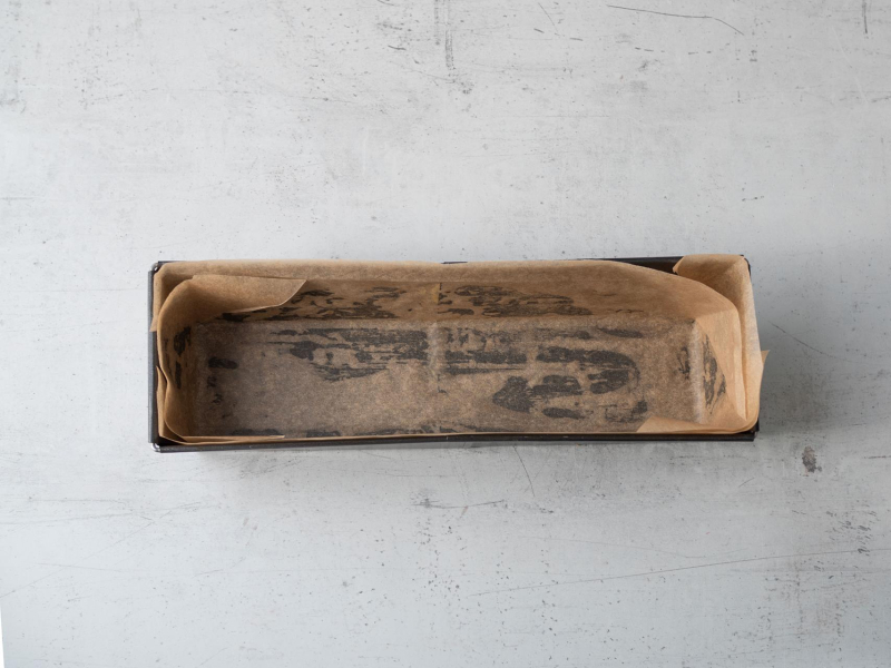 prostokątna forma do babki wyłożona papierem do pieczenia