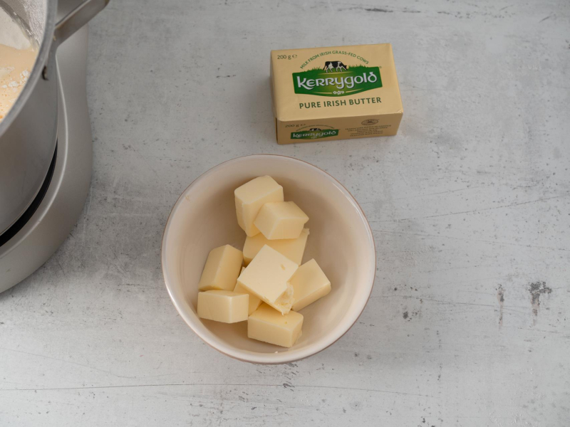 w miseczce pokrojone masło Kerrygold