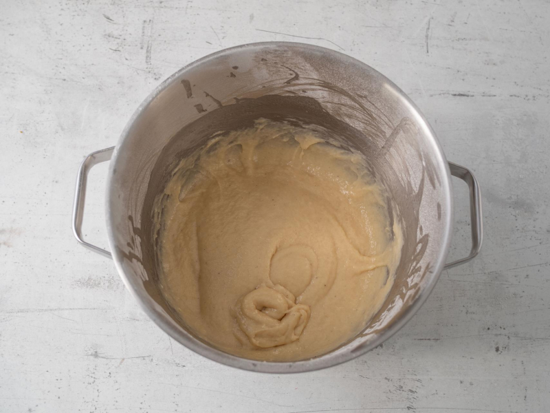 w misie zagniecione ciasto na drożdżówkę z airfryer