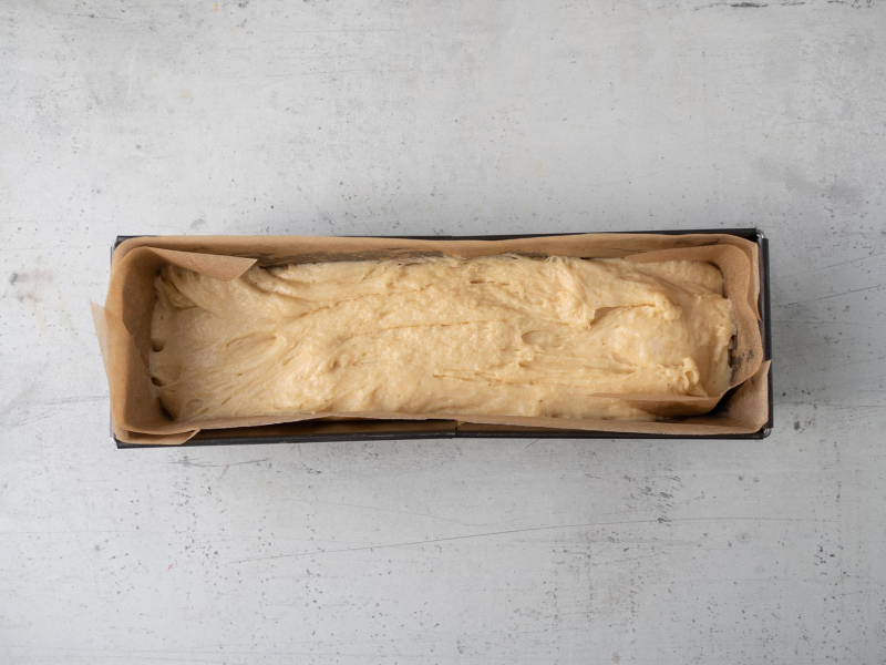 w formie prostokątnej wyłożone wyrośnięte ciasto drożdżowe