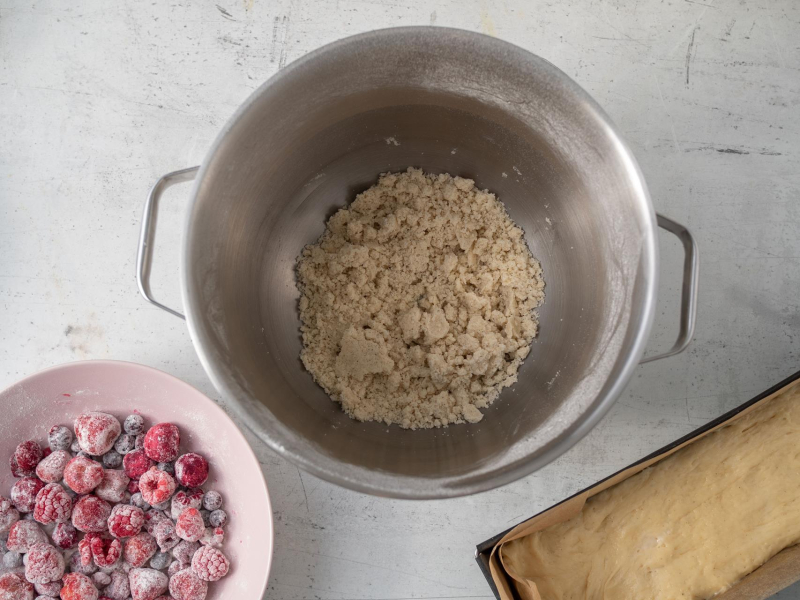 w miseczce owoce obtoczone w mące, w misie zagnieciona kuruszonka