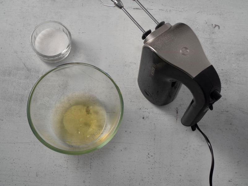 w miseczce białka jajek, obok ręczny mikser bosch