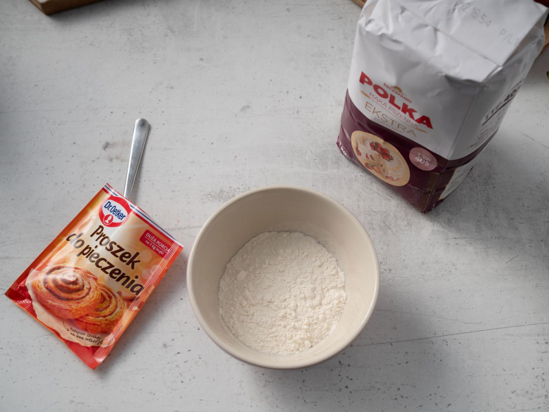 w miseczce mąka z proszkiem do pieczenia Dr. Oetkera