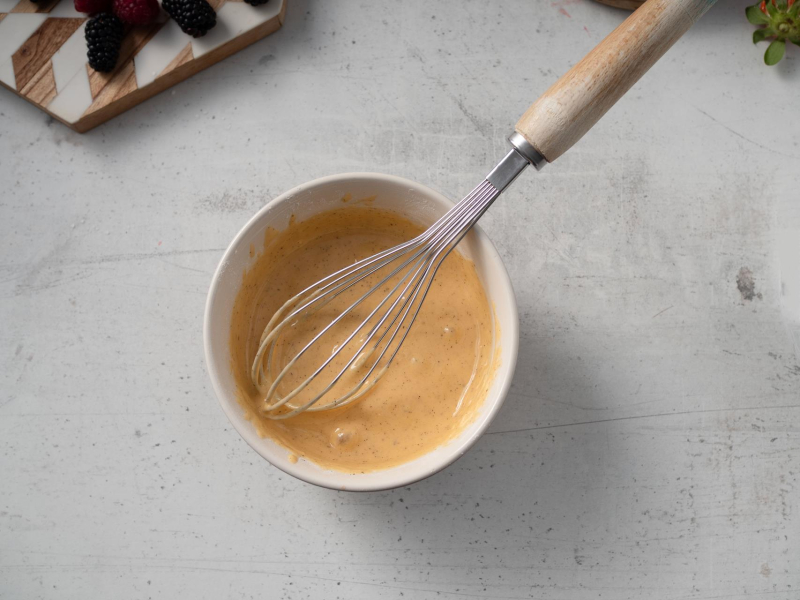 w miseczce z rózgą wymieszane składniki na fluffy pancacke