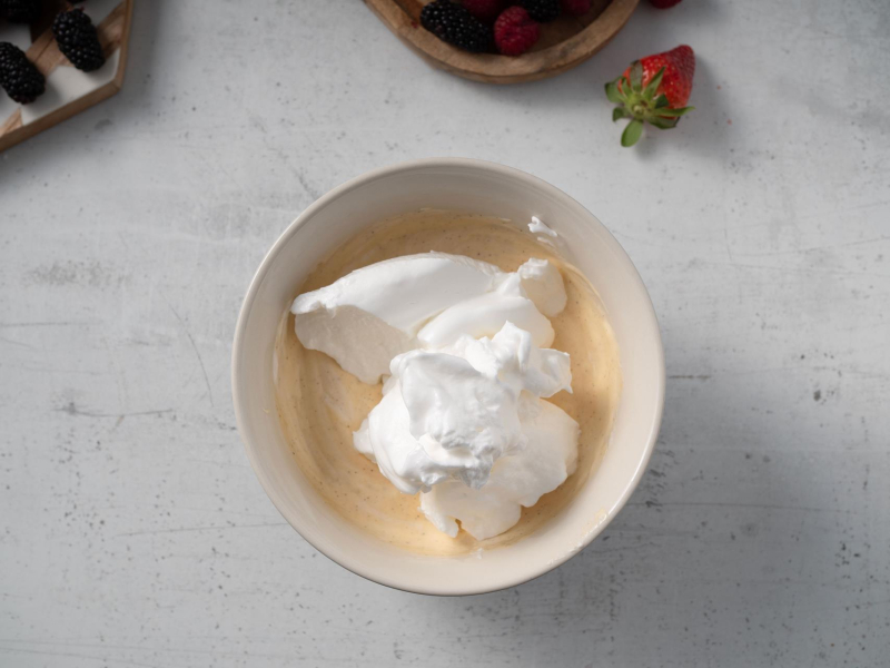 w miseczce ciasto na pankeljki a na nim piana z białek