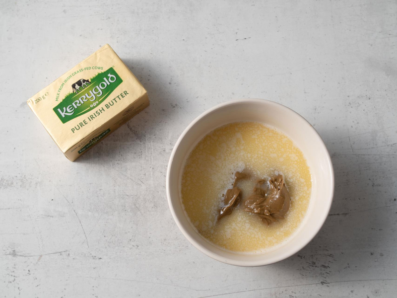 w miseczce rozpuszczone masło Kerrygold z pastą pistacjową
