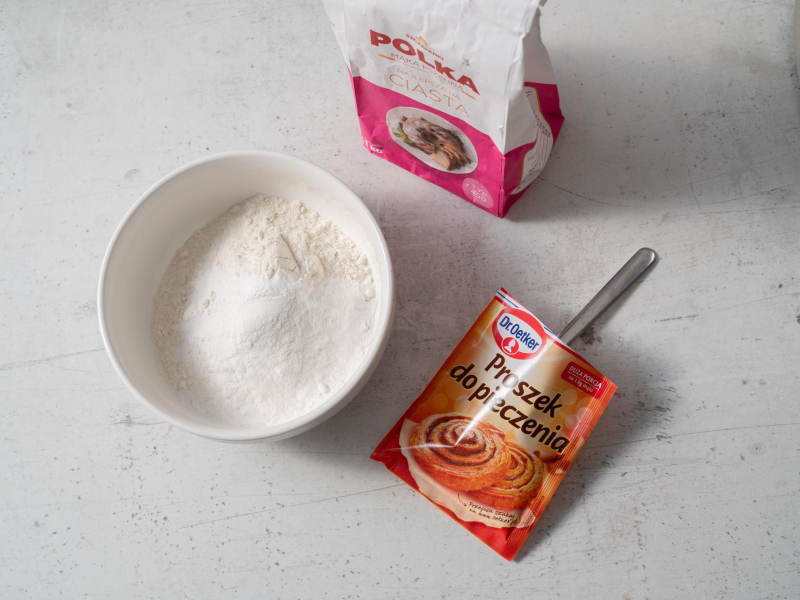 w miseczce mąka polka z proszkiem do pieczenia dr. oetker