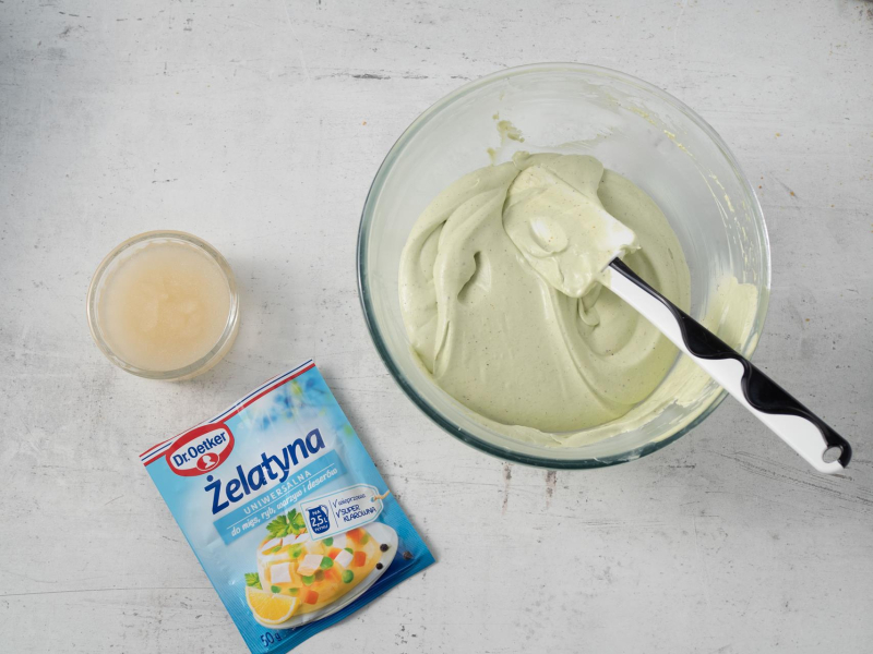 w miseczce krem pistacjowy obok namoczona żelatyna