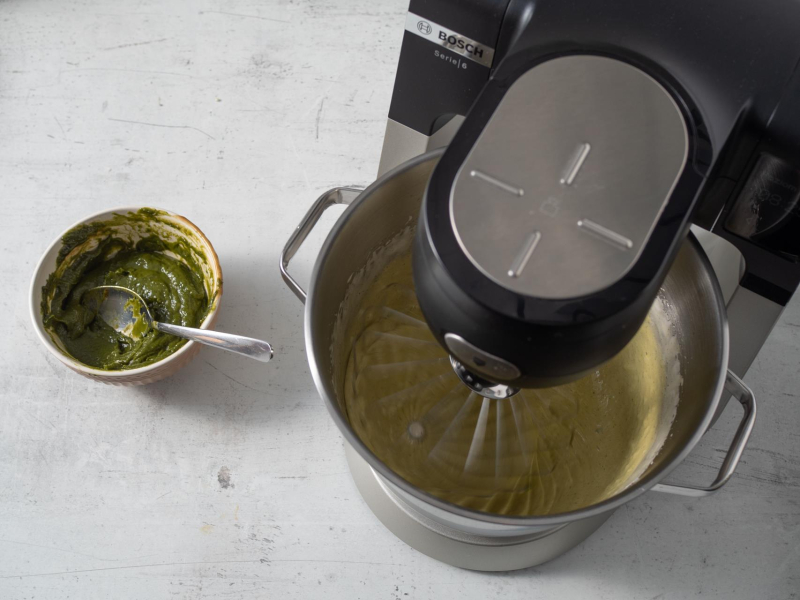 w misie robota bosch ubijane jajka obok masa szpinakowa