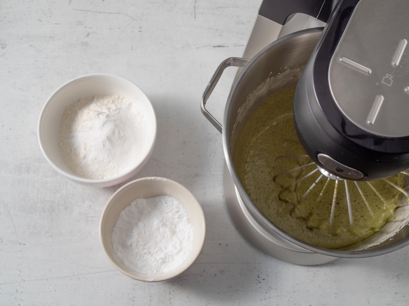 w robocie miksowane ciasto pistacjowe obok w miseczkach suche składniki