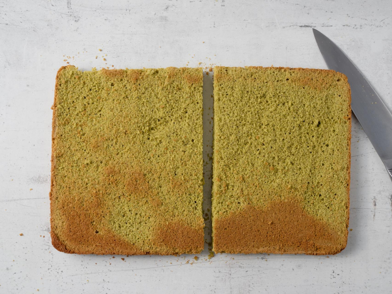 ciasto pistacjowe przekrojone do przełożenia kremem