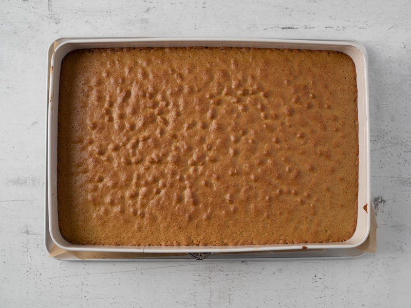 w dużej blaszce upieczone ciasto pistacjoweciasto pistacjowe