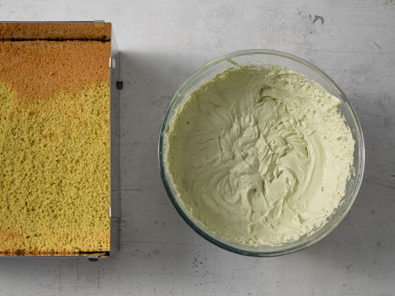 w misce krem pistacjowy do przekładanego ciasta pistacjowego