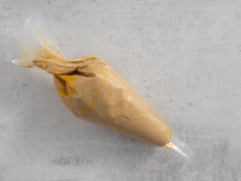 Krem pistacjowy w rękawie cukierniczym.