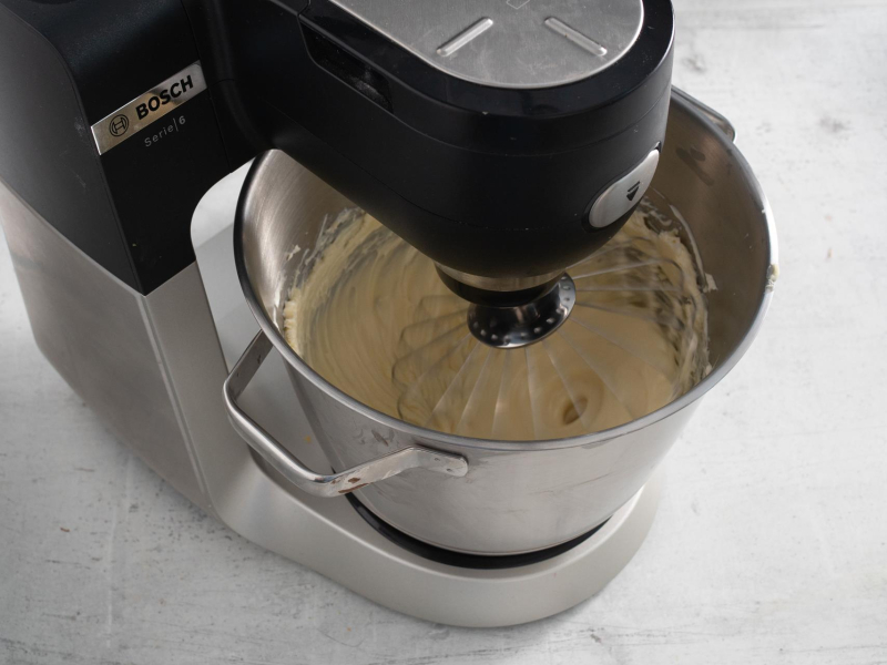 Ubijanie masła w mikserze.