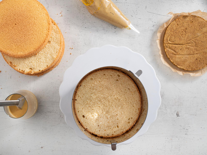 Składanie tortu na komunię.