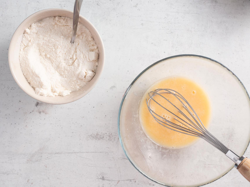 W jednej misce wymieszane suche składniki, a w drugiej mokre.