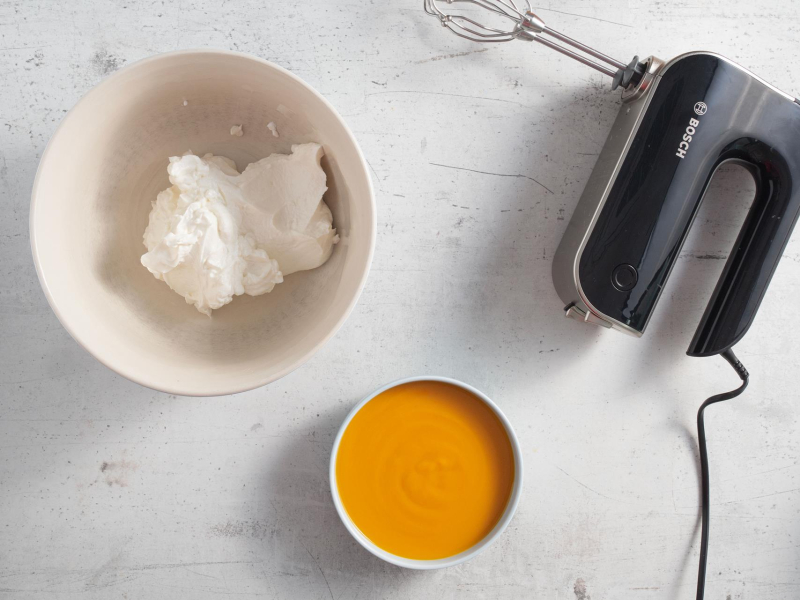 W misie jogurt naturalny, a obok pulpa z mango oraz mikser ręczny.