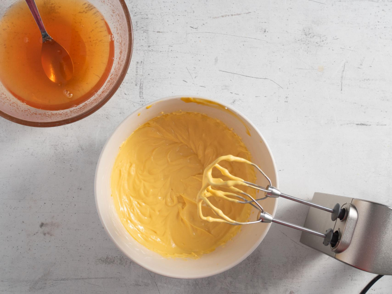 W jednej misce rozpuszczone galaretki, a w drugiej jogurt wymieszany z pulpą mango.