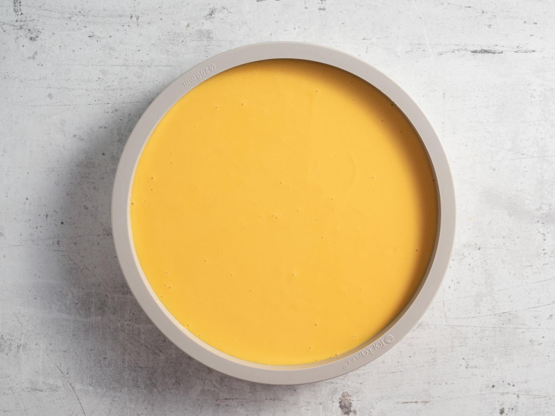 Masa na ciasto ser w formie silikonowej.