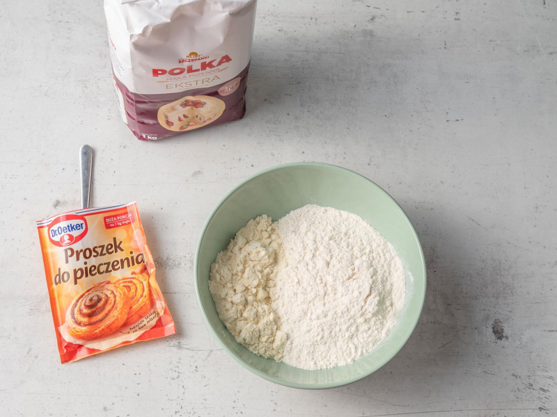 w miseczce mąka Polka z odżywką białkową, obok opakowanie proszku do pieczenia