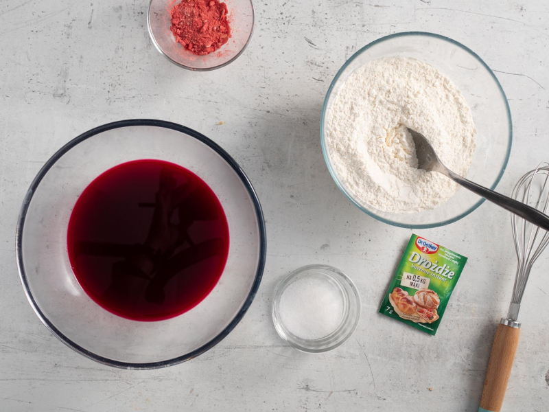 Na blacie kuchennym składniki potrzebne do różowej foccaci.