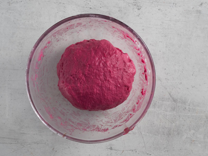 Zagniecione różowe ciasto.