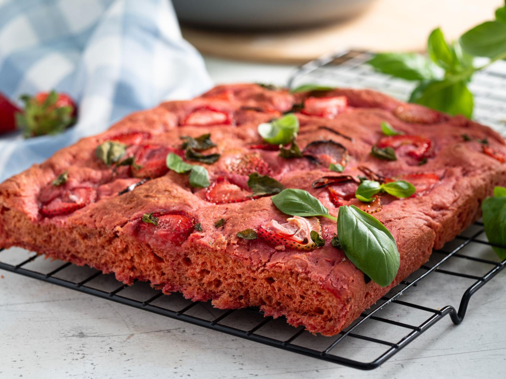 Foccacia truskawkowa z bazylią i chili - przepis wszystkiego słodkiego