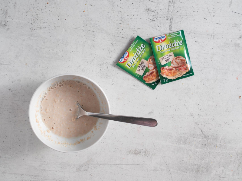 Drożdże suszone na blacie kuchennym.