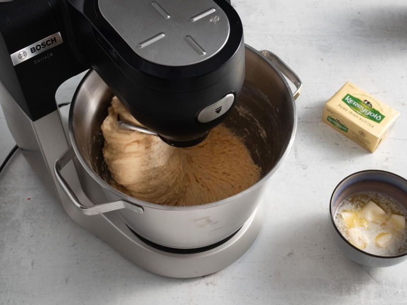 W misie zagniatanie ciasta drożdżowego.