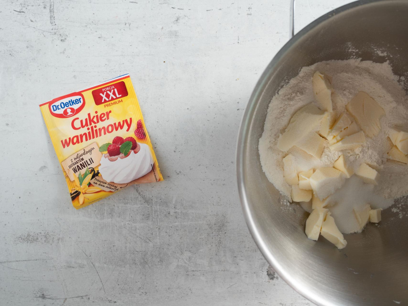 Kruszonka w misie. Obok cukier wanilinowy.