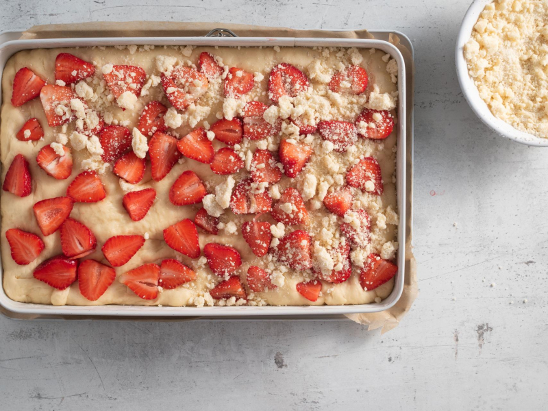 Wykładanie truskawek i kruszonki na ciasto.