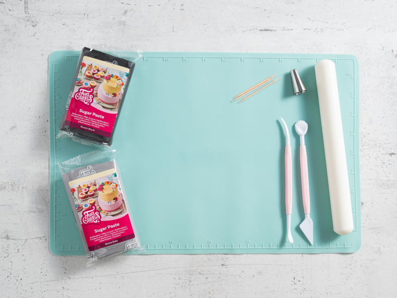 Masa cukrowa i akcesoria do modelowania masy cukrowej.