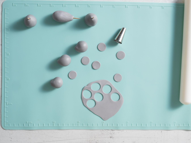 Wykrawanie poszczególnych elementów z masy cukrowej.