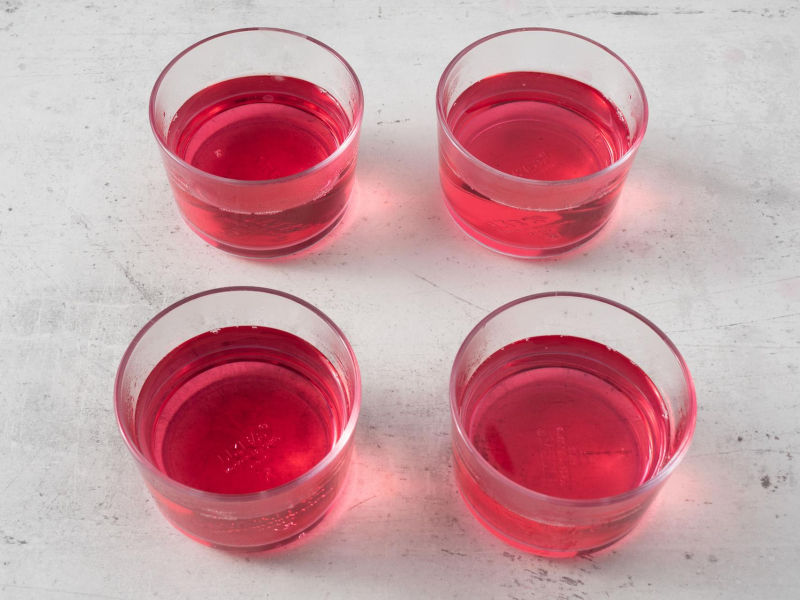 rozpuszczona galaretka w pucharkach