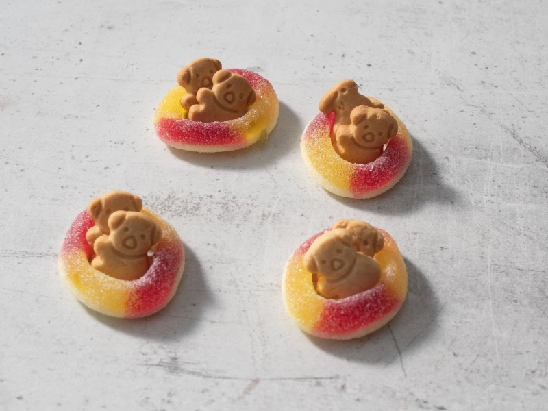 okrągłe żelki z dziurką w środku, w każdym herbatnik miś