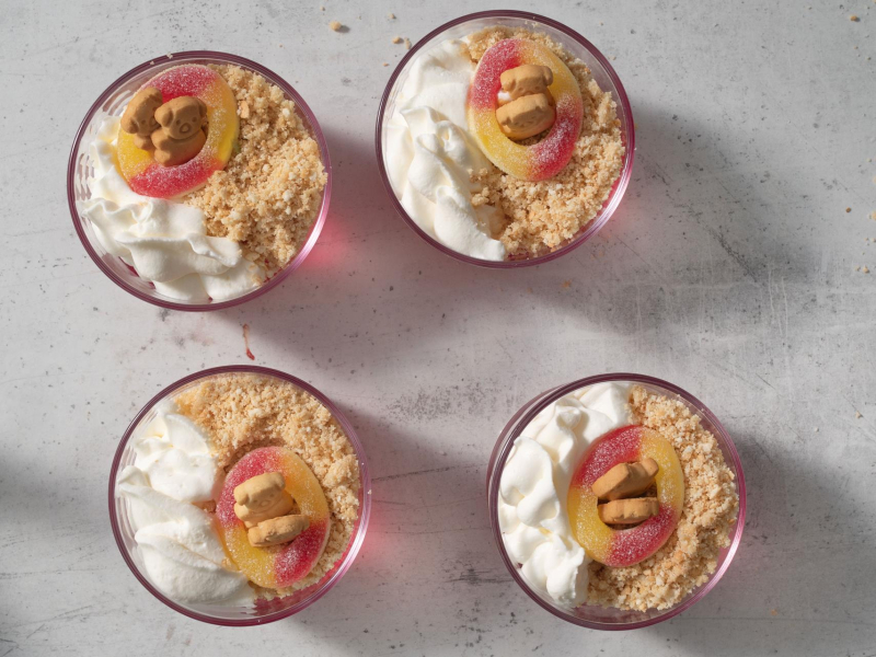 deserki z galaretką, herbatnikami i bitą śmietaną